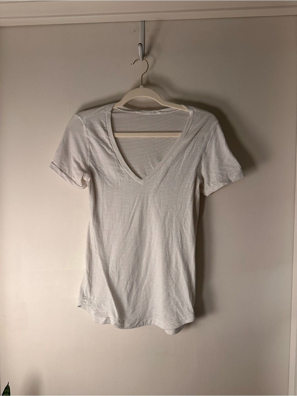 Lululemon Women’s Lightweight V-Neck Tee in White